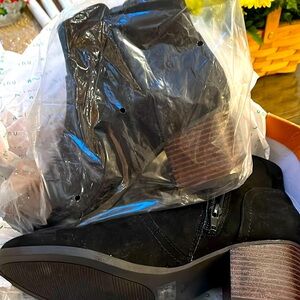 UNISA Low Cut Boots Size 71/2 M New No top for box